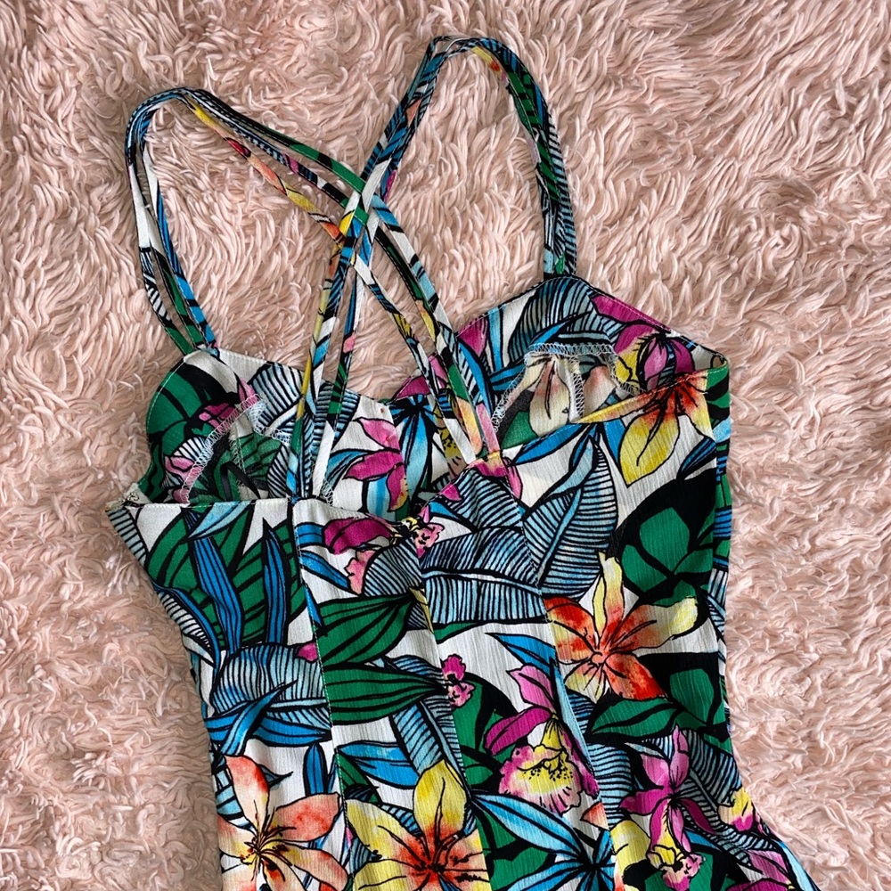 Tropical Floral Print Crisscross-Back Cami Romper · Size M · NWT - Picture 5 of 6